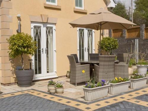 Queen Bee & B Merthyr Tydfil Exterior photo